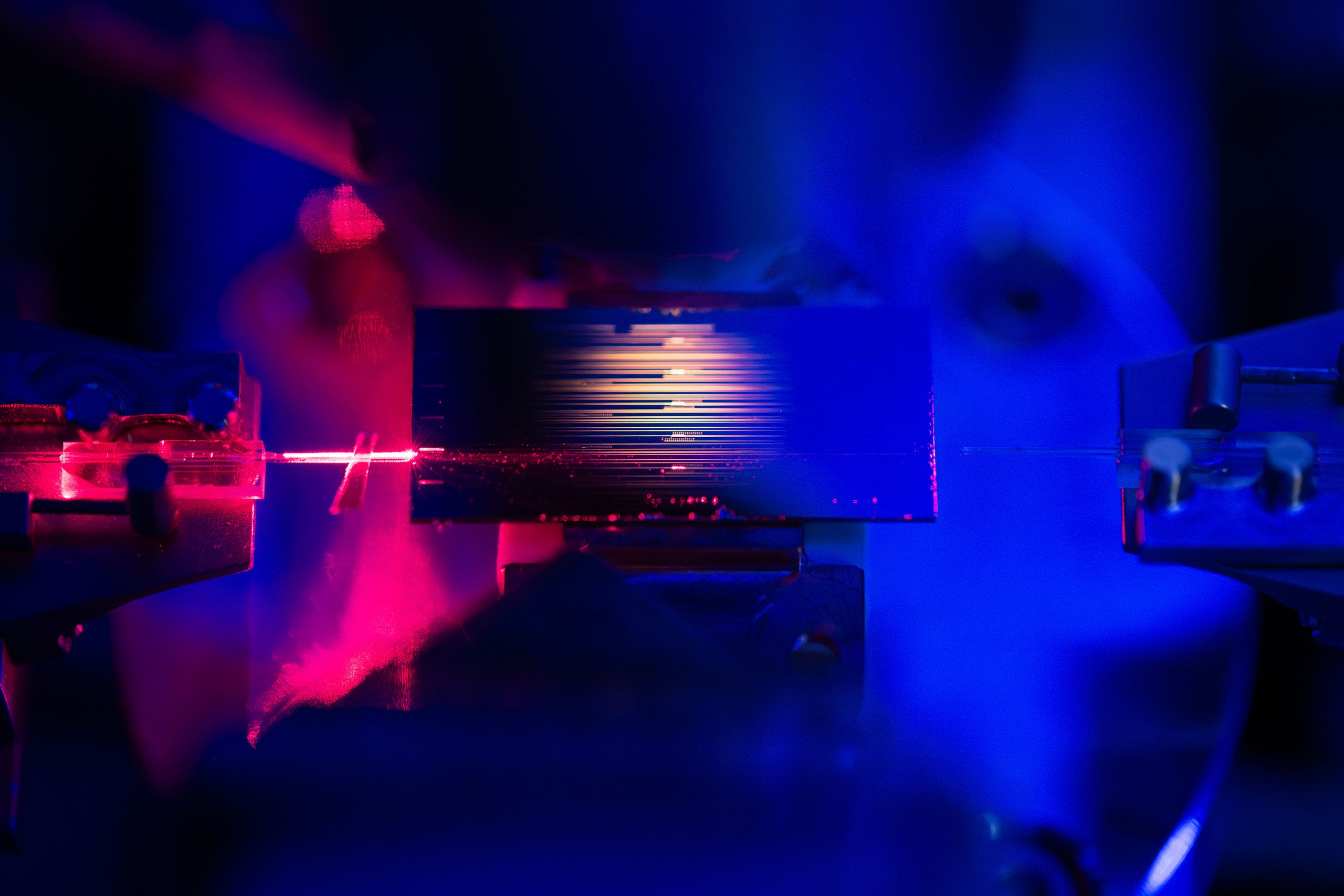 小型の新しい光アンプが光を 100 倍に強化